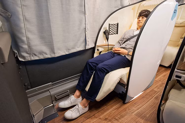 Xe buýt ReBorn cũng có giá rẻ hơn nhiều so với tàu Shinkansen, phương tiện lựa chọn mặc định của nhiều người khi đi du lịch nội địa Nhật Bản. Giá vé ReBorn giữa Tokyo và Kyoto (cách nhau 445 km), Osaka, hoặc Kobe bắt đầu chỉ từ 6.900 yên (khoảng 1,4 triệu đồng), rẻ hơn 5.000 yên so với đi tàu viên đạn.