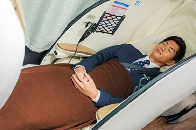 Ngoài các chức năng ngả lưng tự động và chỗ để chân, phía trước mỗi hành khách còncó một chiếc bàn có thể gập ra từ lưng ghế trước, ổ cắm điện để sạc các thiết bị điện tử và một ngăn đựng đồ uống được gắn vào bên tường của khoang ngủ. 