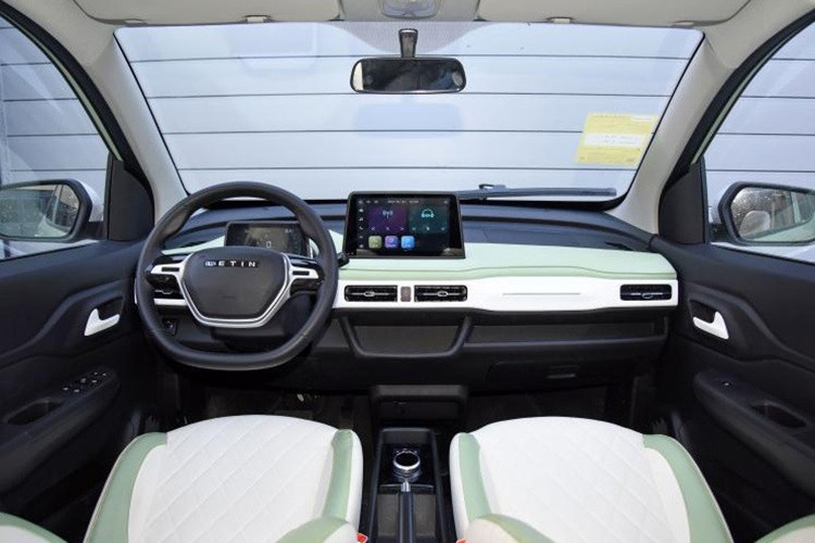 Đối với nội thất, mẫu xe điện Letin Mango Pro giá rẻ gốc Trung Quốc sử dụng một bảng đồng hồ màn LCD nhỏ và một vô lăng đa năng hai chấu.