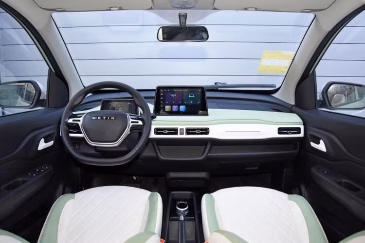 Đối với nội thất, mẫu xe điện Letin Mango Pro giá rẻ gốc Trung Quốc sử dụng một bảng đồng hồ màn LCD nhỏ và một vô lăng đa năng hai chấu.
