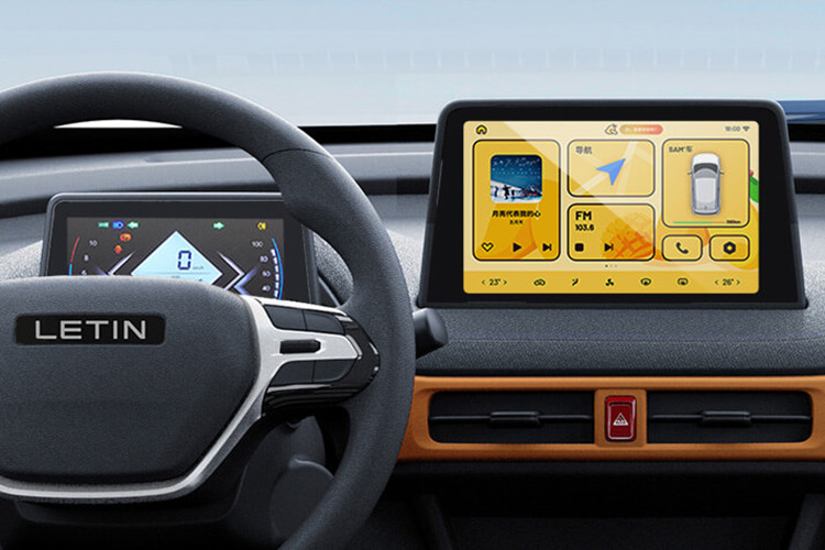 Nổi bật trên mặt táp lô là màn hình cảm ứng thông tin giải trí cỡ 9 inch, trong khi khu vực bệ tỳ tay trung tâm có trang bị một thiết bị chuyển số điện tử kiểu núm vặn tròn.