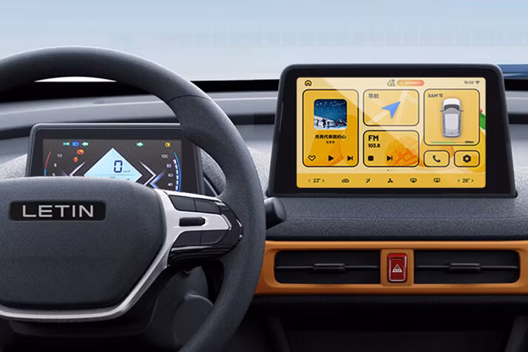 Nổi bật trên mặt táp lô là màn hình cảm ứng thông tin giải trí cỡ 9 inch, trong khi khu vực bệ tỳ tay trung tâm có trang bị một thiết bị chuyển số điện tử kiểu núm vặn tròn.