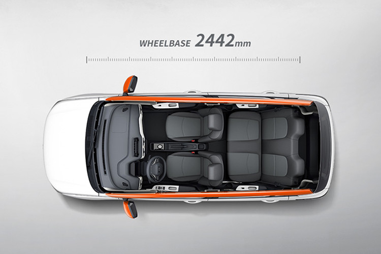 Ở phía bên sườn, xe áp dụng thiết kế thân vỏ hai tông màu, và bộ la-zăng cũng được sơn hai màu rất bắt mắt. Phía sau, đèn hậu có hình dáng tương tự với đèn pha, và đồng thời, chi tiết trang trí màu đen tạo thành một phong cách xuyên suốt, giúp mở rộng hiệu ứng thị giác.