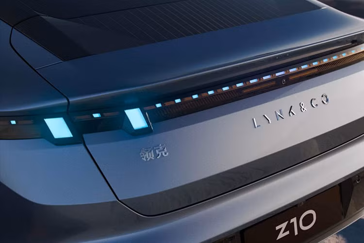 Bước vào trong cabin, Lynk &amp; Co Z10 được thiết kế theo phong cách tối giản,hầu như không có nút bấm hay công tắc vật lý nào ngoài những nút bấm trên cửa và vô lăng hai chấu. Một số tiện ích nổi bật có thể kể đến trên Lynk &amp; Co Z10 gồm: màn hình hiển thị 12,3 inch, màn hình cảm ứng trung tâm 15,4 inch đặt nổi ngay trên taplo với chất lượng hiển thị 2.5K, màn hình hiển thị kính lái HUD,…