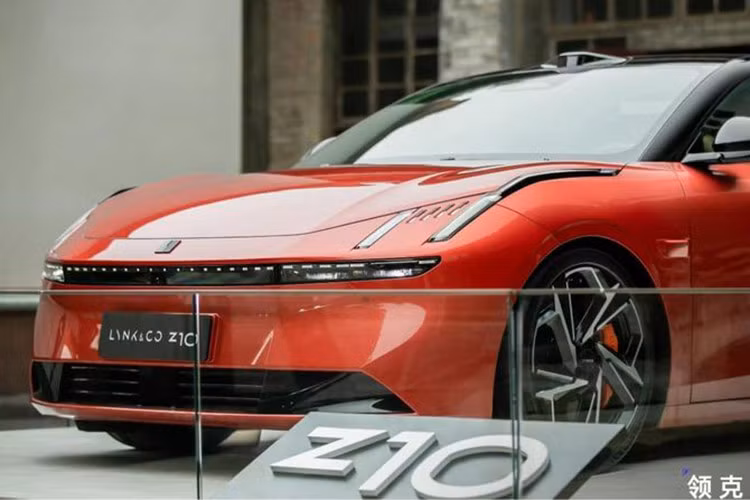 Về công nghệ hỗ trợ người lái, Lynk &amp; Co Z10 được trang bị các cảm biến Lidar và chip Nvidia Orin-X, hỗ trợ điều hướng trêo cao tốc và trong đô thị thông qua chế độ lái xe tự động (NOA). Dự kiến, mức giá xe Lynk &amp; Co Z10 2024 dao động từ 27.500 - 34.400 USD (tương đương khoảng 687,5 - 860 triệu đồng).