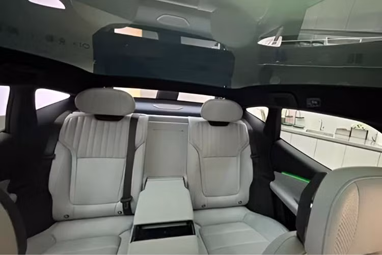 Về truyền động, Lynk &amp; Co Z10 được cung cấp 2 tùy chọn động cơ. Cụ thể, phiên bản Z10 RWD dẫn động cầu sau sẽ được trang bị một mô tơ điện cho công suất 415 mã lực và momen xoắn 440 Nm. Ở bản này xe có thể tăng tốc từ 0-100 km/h trong 5,9 giây.