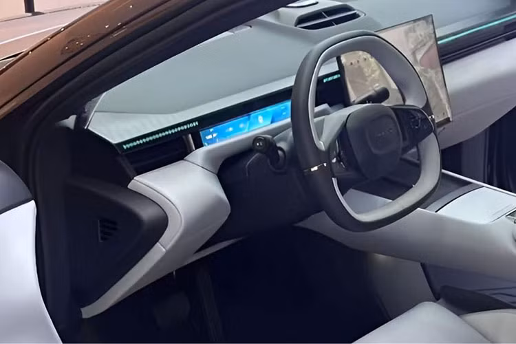 Hệ thống thông tin giải trí của Z10 sử dụng nền tảng Flyme Auto, được phát triển thông qua sự hợp tác với Meizu và được điều khiển bởi chip hiệu năng cao Qualcomm Snapdragon 8295. Hệ thống âm thanh 23 loa Harman Kardon với công nghệ âm thanh vòm WANOS. Cuối cùng là hệ thống ghế ngồi trên xe bọc da Nappa sang trọng, tích hợp các tính năng làm mát/sưởi/massage.