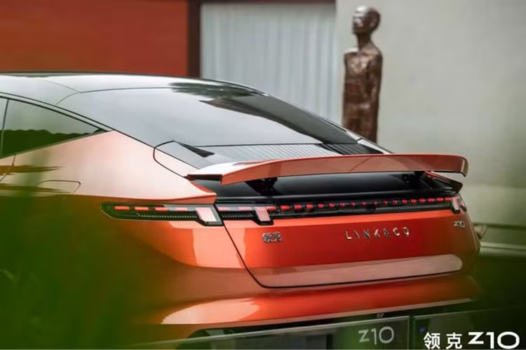 Phiên bản cao hơn là Z10 AWD dẫn động bốn bánh sẽ được trang bị 2 mô tơ điện cho tổng công suất 777 mã lực và momen xoắn 810 Nm, cho khả năng tăng tốc 0-100 km/h chỉ 3,3 giây. Tuỳ vào từng phiên bản, Lynk &amp; Co Z10 có phạm vi hoạt động lần lượt là 675/705/750 km/lần sạc, tính năng sạc nhanh cho phép Z10 đi được quãng đường 573 km chỉ trong 15 phút.