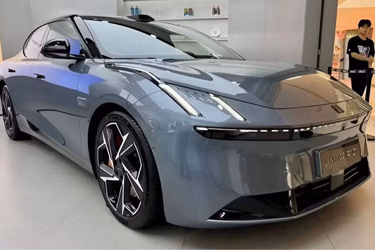 Mẫu xe sedan điện Lynk &amp; Co Z10 được xây dựng trên nền tảng mô-đun SEA. Xe có kích thước chiều Dài x Rộng x Cao lần lượt là: 5.028 x 1.966 x 1.468mm và chiều dài cơ sở 3.005mm.