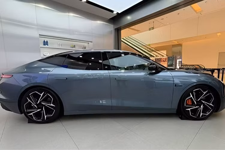 Về thiết kế, Lynk &amp; Co Z10 của Trung Quốc được lấy cảm hứng từ mẫu concept “The Next Day” với phong cách thể thao fastback. Ngoại thất của xe gần như đã được lược bỏ các đường nét góc cạnh và thay vào đó là sự tối giản, thanh thoát, nhờ vậy, mẫu sedan cỡ lớn này đạt hệ số cản gió ấn tượng với Cd = 0,0198.