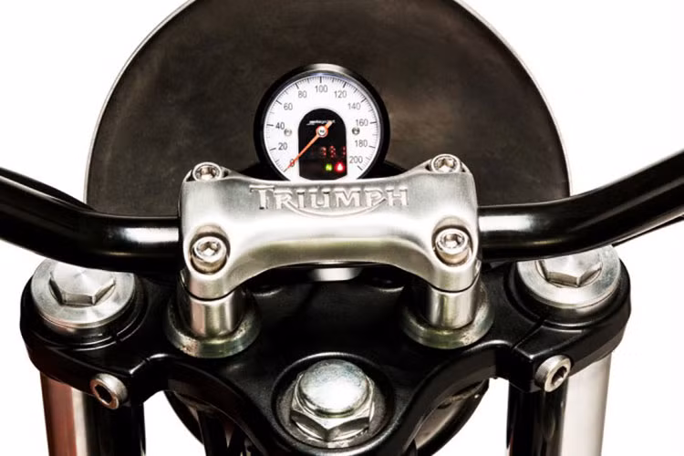 Cụm đồng hồ đo tốc độ cồng kềnh đã được loại bỏ, thay vào đó là chảng ba nguyên khối bằng kim loại được mạ Crôm sáng bóng có ghi dòng chữ Triumph cùng đồng hồ nhỏ gắn phía trước.