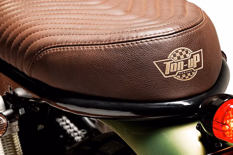Đèn hậu quả nhót đơn giản phía sau cùng logo Ton-up được gắn sau yên.