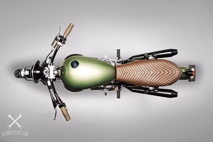 Hellzapoppin được trang bị tay lái mới đã tùy chỉnh mang kiểu dáng thể thao và cũng là đặc trưng của phong cách Tracker