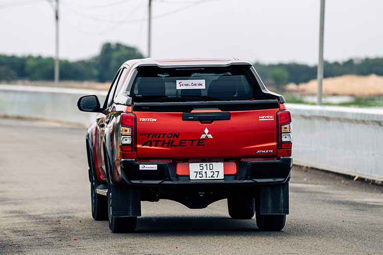 Loat oto ban tai giam gia, keo khach hau thang Ngau-Hinh-2