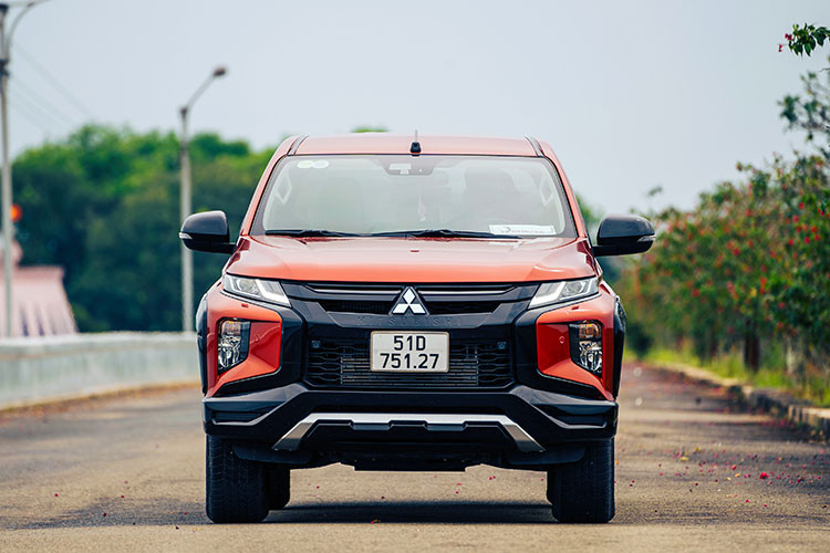 Loat oto ban tai giam gia, keo khach hau thang Ngau