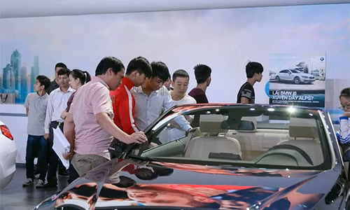 O to loan gia, khach ru nhau dung mua xe keo thiet than-Hinh-3