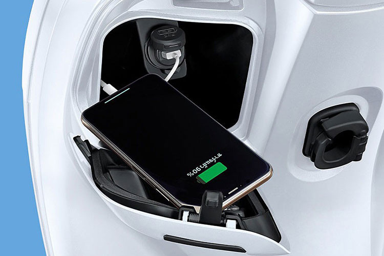 Điểm đặc biệt của Honda Scoopy Snoopy chính là bộ tem mới tuyệt đẹp với điểm nhấn chính là chú chó Snoopy nổi tiếng trên nền xe màu trắng. Kết hợp với đó là một bộ màu đa sắc nghịch ngợm như đỏ vàng xanh và xám ở khi vực yếm xe phía trước.