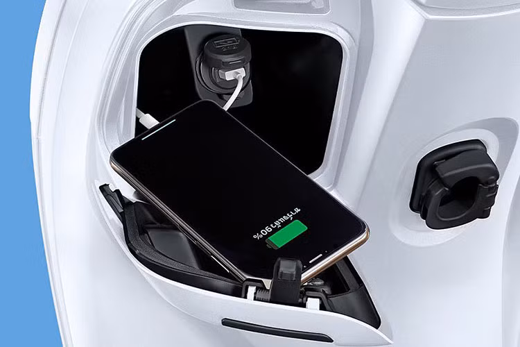 Điểm đặc biệt của Honda Scoopy Snoopy chính là bộ tem mới tuyệt đẹp với điểm nhấn chính là chú chó Snoopy nổi tiếng trên nền xe màu trắng. Kết hợp với đó là một bộ màu đa sắc nghịch ngợm như đỏ vàng xanh và xám ở khi vực yếm xe phía trước.