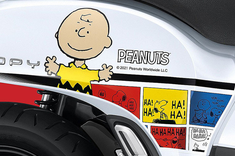 Bên cạnh thiết kế nổi bật, mẫu xe cùng nhà với Honda Vision 2021 còn sở hữu nhiều trang bị hiện đại như đèn pha dạng LED, cổng sạc USB, chìa khóa thông minh Honda Smartkey, cốp đựng đồ với thiết kế dạng U-Box dung tích 15,4L, phanh đĩa trên bánh trước và phanh tang trống ở bánh sau.