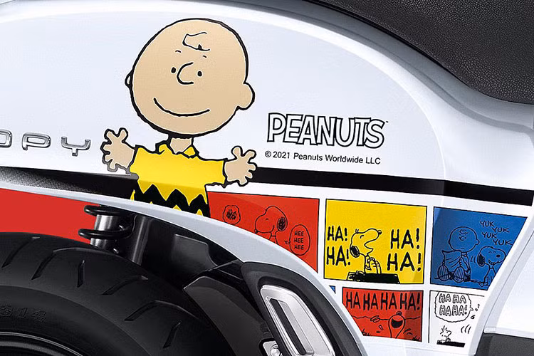 Bên cạnh thiết kế nổi bật, mẫu xe cùng nhà với Honda Vision 2021 còn sở hữu nhiều trang bị hiện đại như đèn pha dạng LED, cổng sạc USB, chìa khóa thông minh Honda Smartkey, cốp đựng đồ với thiết kế dạng U-Box dung tích 15,4L, phanh đĩa trên bánh trước và phanh tang trống ở bánh sau.