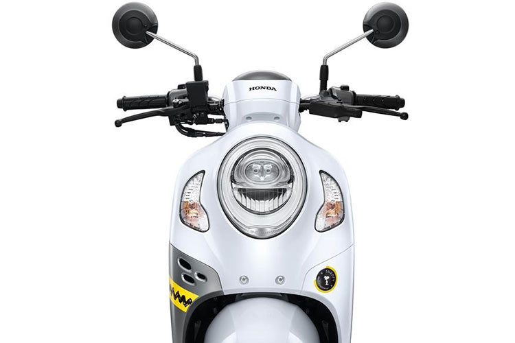 Ở phiên bản mới, Scoopy được giữ nguyên thiết kế với các nét bo tròn và nhỏ nhắn như trước. Honda Scoopy phiên bản Snoopy vẫn sở hữu bộ đèn pha nằm gọn ở vỏ đầu xe dưới dạng phân tầng khá bắt mắt sử dụng đèn pha dạng LED cùng dãy đèn định vị hiện đại.