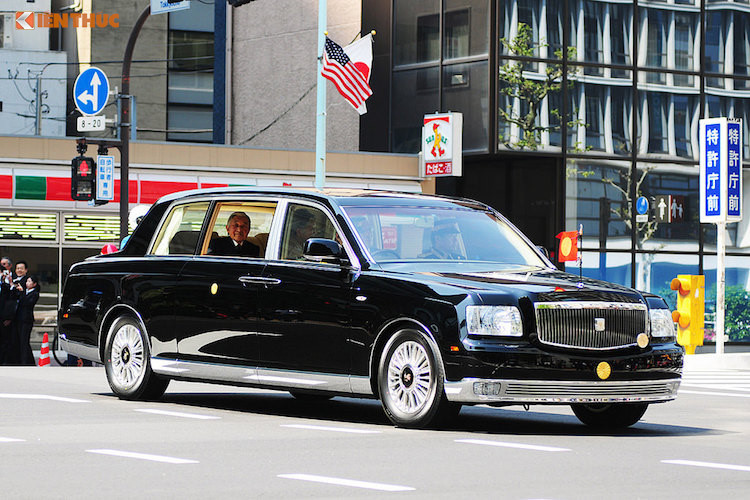 Trước đây, gia đình Hoàng gia Nhật Bản nói chung và Nhật Hoàng Akihito nói riêng có một đội xe limousine Nissan Prince Royal gồm 8 chiếc, được sản xuất từ năm 1966-1967. Tuy nhiên do đã quá cũ và một chiếc thậm chí còn bị hỏng khi đang làm nhiệm vụ, Toyota đã chế tạo cho một đội xe siêu sang Toyota cho Nhật Hoàng gồm những chiếc Century Royal.