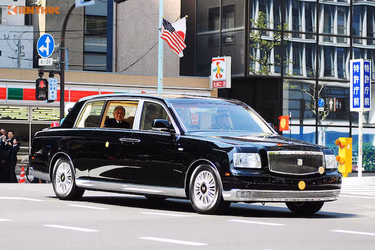 Trước đây, gia đình Hoàng gia Nhật Bản nói chung và Nhật Hoàng Akihito nói riêng có một đội xe limousine Nissan Prince Royal gồm 8 chiếc, được sản xuất từ năm 1966-1967. Tuy nhiên do đã quá cũ và một chiếc thậm chí còn bị hỏng khi đang làm nhiệm vụ, Toyota đã chế tạo cho một đội xe siêu sang Toyota cho Nhật Hoàng gồm những chiếc Century Royal.