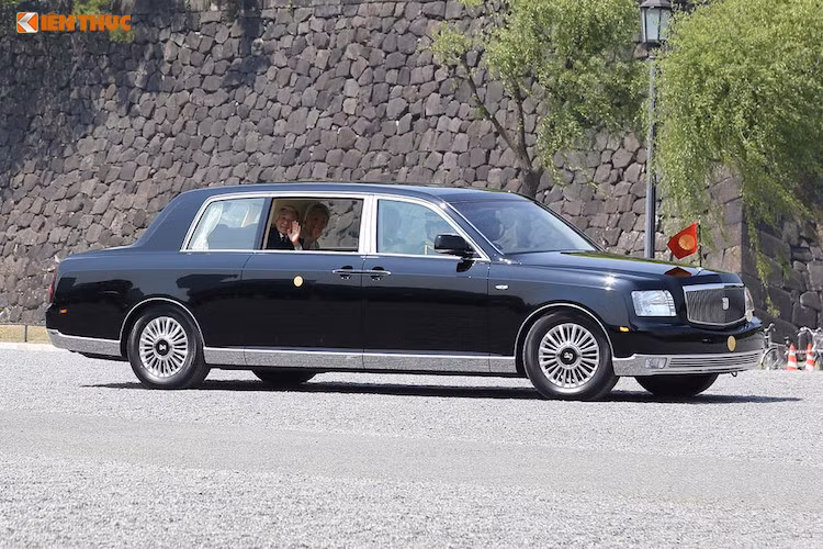 Là một mẫu xe siêu sang, Toyota Century Royal đương nhiên cũng phải sở hữu hệ thống treo cực kỳ êm ái. Xe được trang bị hệ thống treo dạng wishbone kép ở cả phía trước lẫn phía sau, với các giảm xóc lò xo được bổ trợ bởi giảm xóc khí để tăng độ êm ái và điều chỉnh được khoảng sáng gầm xe.