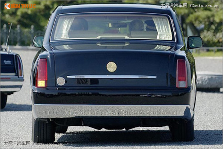 Sở hữu kiểu dáng cổ điển, Toyota Century Royal có chiều dài lên tới 6,1 m - tương đương Maybach 62, trong khi có chiều rộng 1,98 mét. Những thông số kỹ thuật chi tiết của chiếc xe không được công bố nhiều, nhưng nó có những biện pháp chống đạn, bảo vệ khoang lái đặc biệt và tổng trọng lượng nặng hơn Rolls-Royce Phantom.