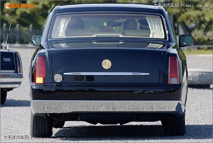 Sở hữu kiểu dáng cổ điển, Toyota Century Royal có chiều dài lên tới 6,1 m - tương đương Maybach 62, trong khi có chiều rộng 1,98 mét. Những thông số kỹ thuật chi tiết của chiếc xe không được công bố nhiều, nhưng nó có những biện pháp chống đạn, bảo vệ khoang lái đặc biệt và tổng trọng lượng nặng hơn Rolls-Royce Phantom.