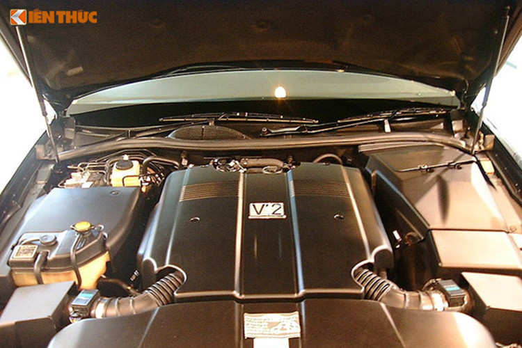 Nằm dưới nắp ca-pô, Century Royal được trang bị động cơ 5.0l V12 nạp khí tự nhiên với công suất giới hạn ở mức 276 mã lực giống như dòng xe sang Toyota Century thế hệ thứ 2. Đây là loại động cơ V12 duy nhất được sản xuất hàng loạt tới từ Nhật Bản. Kết hợp với động cơ là hệ dẫn động cầu sau và hộp số tự động 6 cấp.