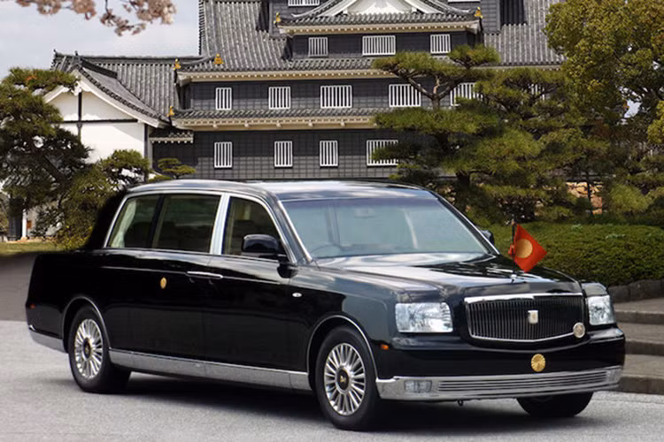 Nếu như Nhật Hoàng Akihito đang được chở trên Toyota Century Royal, chiếc xe sẽ được gắn các biểu tượng hoa cúc mạ vàng của Hoàng gia Nhật ở phía trước, hai bên cửa sau và phía sau đuôi xe. Dù do Toyota sản xuất nhưng Century Royal không có bất kỳ logo nào của hãng trên thân xe. Đi kèm với xe của Nhật Hoàng là đoàn hộ tống gồm những chiếc Toyota Century thường và môtô cảnh sát Honda VFR800.