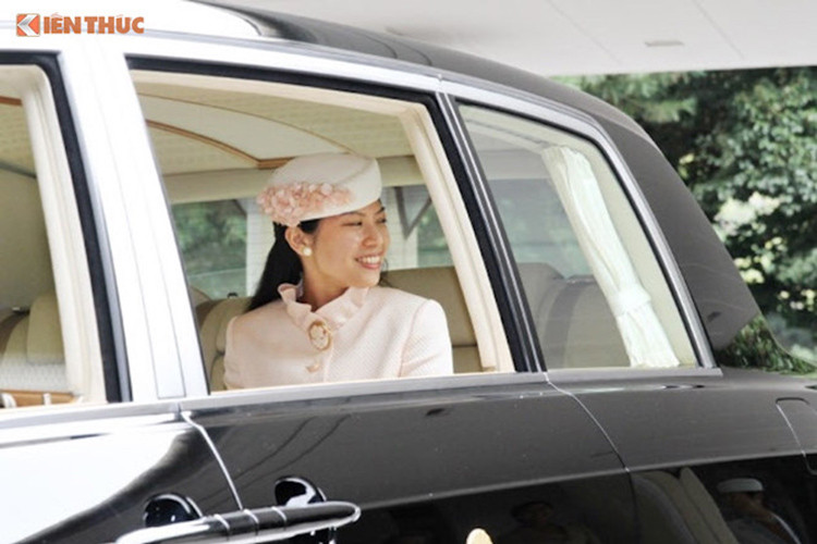 Bên trong nội thất, cabin của Toyota Century Royal được chia thành 2 khoang người lái và Hoàng gia Nhật. Trong đó, khoang người lái được bọc da cao cấp. Khoang hành khách phía sau được bọc vải len đặc biệt, bậc lên xuống lát đá granite và trần xe bọc bằng giấy gạo Nhật Bản, tạo cảm giác thanh nhã. Giống như các dòng Rolls-Royce, cửa sau của xe có bản lề ngược.