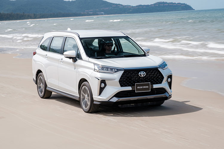  Toyota Veloz Cross: 1.621 xe Kết thúc tháng 10/2022, Toyota Veloz Cross bán được 1.621 xe, tăng 25 xe so với tháng trước, với kết quả này Veloz Cross đứng ở vị trí thứ 2 trong phân khúc MPV. Đây là phiên bản thể thao và cao cấp hơn của Avanza Premio thế hệ mới. Veloz Cross đã chứng minh được sức hút "không phải dạng vừa" của mình khi sở hữu doanh số cộng dồn 12.876 xe trong 11 tháng qua.