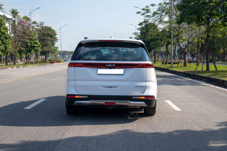 Kia Carnival hiện có 5 phiên bản và có giá niêm yết dao động từ 1,199-1,839 tỷ đồng. Tất cả các phiên bản Kia Carnival đều được trang bị động cơ V6 3.5L 290 mã lực, đi kèm là hệ dẫn động cầu trước và hộp số tự động 8 cấp.