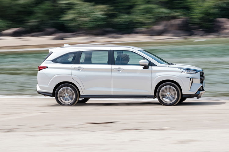 Toyota Veloz Cross tại Việt Nam đang được giới thiệu với 2 phiên bản là CVT và TOP, đều sử dụng động cơ 1.5L kết hợp với hộp số tự động CVT. Giá bán của Veloz Cross cho 2 bản này lần lượt là 658 và 698 triệu, tất cả đều được nhập khẩu từ Indonesia.