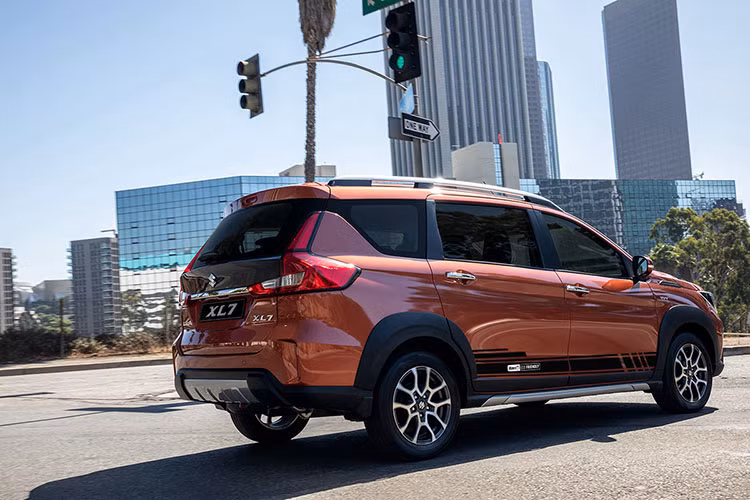 Suzuki XL7 hiện có giá 599 đến 639 triệu đồng cho 3 phiên bản bán ra, nhưng thực tế người dùng có thể mua với giá thấp hơn tùy chính sách đại lý. Mặc dù là xe nhập khẩu nhưng hãng vẫn có những ưu đãi giá trị nhằm tăng sức tiêu thụ trước cái đối thủ khác.