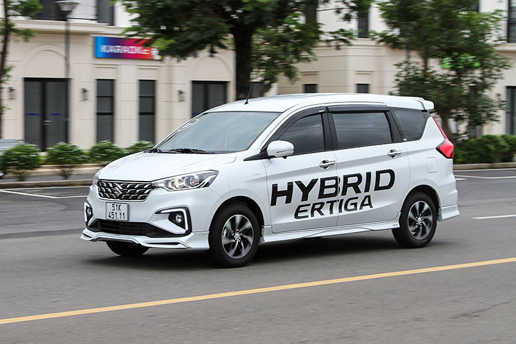 Mẫu xe này hiện có 3 phiên bản, giá xe Suzuki Ertiga 2022 từ 539-678 triệu đồng. Xe được trang bị khối động cơ "lai" sản sinh công suất 105 mã lực và mô-men xoắn 138Nm, kết hợp với hộp số tự động 4 cấp hoặc số sàn 5 cấp.