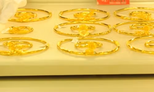 Giá vàng hôm nay 13/4: Donald Trump khó lường, thị trường chao đảo.