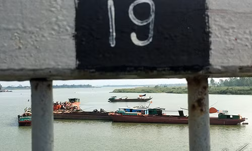 Tàu thuyền khai thác cát trái phép ở khu vực sông Lam. Ảnh: Quốc Huy