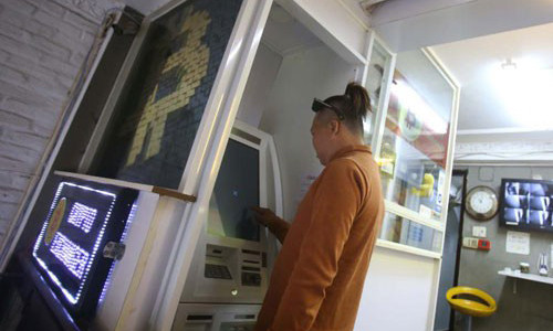 Gần đây, người mua bitcoin tại các máy đặt trên đường Bùi Viện giảm Ảnh: HOÀNG TRIỀU