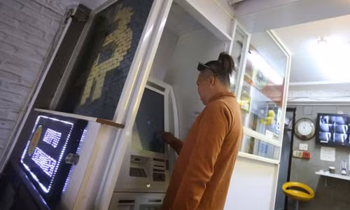 Gần đây, người mua bitcoin tại các máy đặt trên đường Bùi Viện giảm Ảnh: HOÀNG TRIỀU