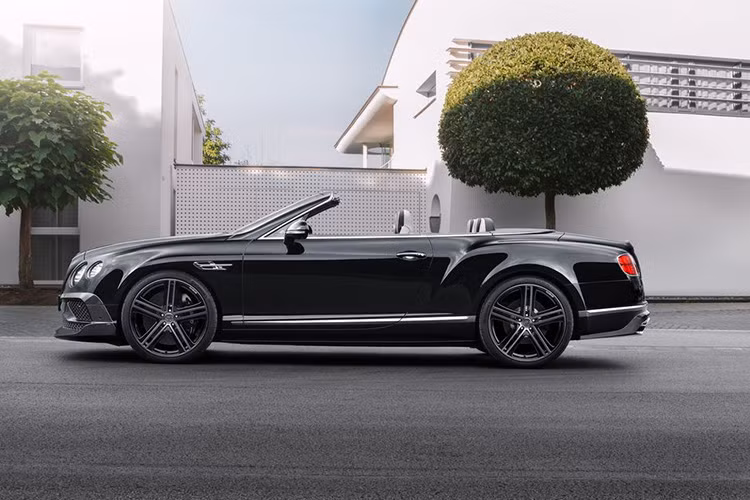 Tại một showroom có tên Sahli &amp; Frei ở Thụy Sĩ siêu xe sang này đang được rao bán với mức giá vào khoảng 415.420 euro (khoảng 446.000 USD - hơn 10 tỷ đồng). Đây quả là một mẫu xe hàng hiếm và đáng tiền vào thời điểm này.