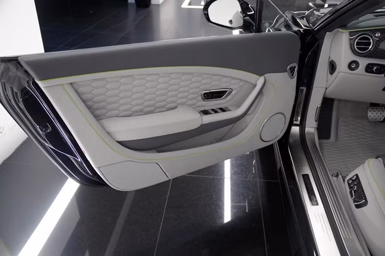 Nội thất của siêu xe sang này cũng có sự đối nghịch hoàn hảo giữa màu đen và các đường chỉ khâu xanh được hoàn thiện bởi các chi tiết bằng da thuộc chất lượng tốt nhất.