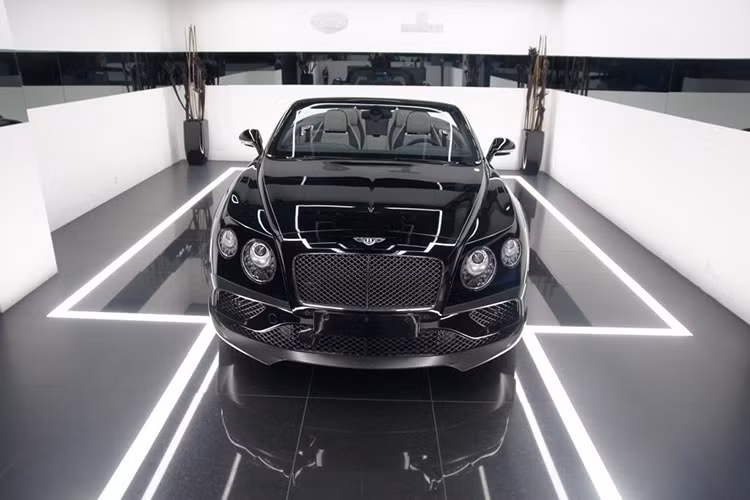 Chiếc Bentley Continental bản độ Startech với màu sơn đen bóng từng được giới thiệu lần đầu tiên tại triển lãm IAA Frankfurt Motor Show 2015 đang được rao bán tại một showroom có tên Sahli &amp; Frei ở Thụy Sĩ.