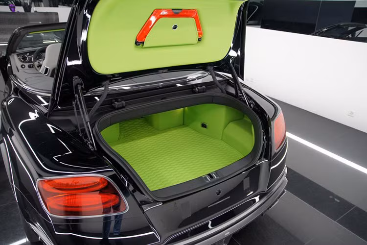 Bộ la-zăng này là sản phẩm của công ty độ có tên Monostar G và có nhiều lựa chọn cho khác hàng. Bên cạnh đó, Startech Continental GTC Speed cũng sẽ thu hút rất nhiều sự chú ý bởi cốp đựng đồ màu xanh lá.