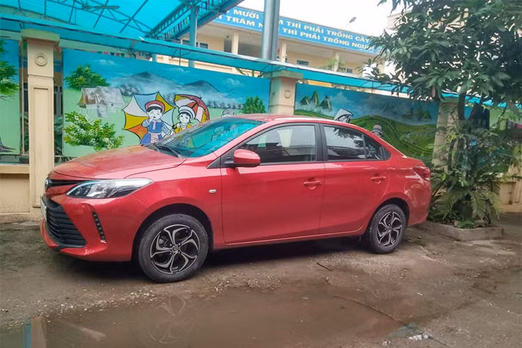 Nhiều người sành xe cho rằng, chiếc xe màu đỏ trong ảnh này chỉ được nâng cấp từ phiên bản Vios J rẻ tiền nhất do cụm gương hậu không có tích hợp đèn báo rẽ như các bản cao cấp. Ngoài ra bộ la zăng của xe cũng được chủ xe thay đổi phong cách trẻ trung hơn, nhưng không phải là mẫu xe nguyên bản của Toyota Vios tại Thái Lan.