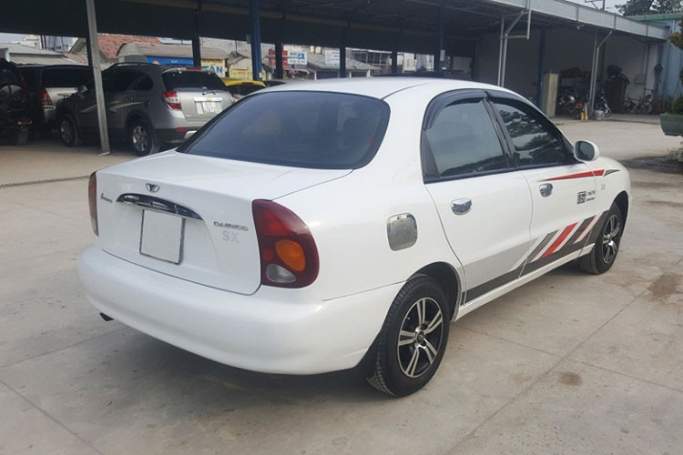 Ưu điểm của Lanos là ít hao xăng, chỉ khoảng 6,5 – 7 lít/100 km. Phụ tùng rẻ, dễ kiếm nên chi phí bảo dưỡng không cao. Nhược điểm của dòng xe này cách âm kém, chạy khá ồn. Tuy nhiên cần lưu ý tránh mua phải xe taxi, bởi dòng xe này đa phần là xe taxi cũ thanh lý.