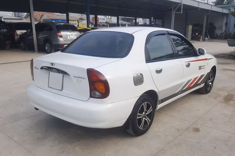 Ưu điểm của Lanos là ít hao xăng, chỉ khoảng 6,5 – 7 lít/100 km. Phụ tùng rẻ, dễ kiếm nên chi phí bảo dưỡng không cao. Nhược điểm của dòng xe này cách âm kém, chạy khá ồn. Tuy nhiên cần lưu ý tránh mua phải xe taxi, bởi dòng xe này đa phần là xe taxi cũ thanh lý.