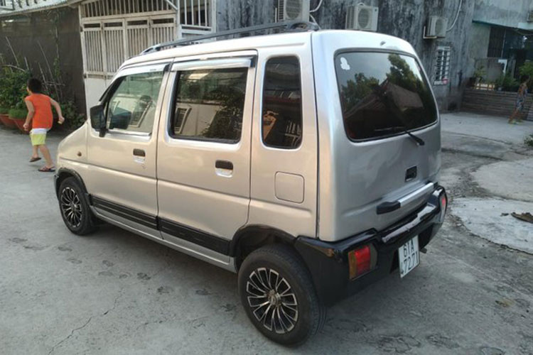 Điều đáng nói, thiết kế của xe Suzuki Wagon R theo phong cách Kei Car Nhật Bản nên tối ưu không gian sử dụng dù kích thước có phần nhỏ nhắn. Người dùng hoàn toàn hài lòng với những trang bị cơ bản trên dòng xe này.